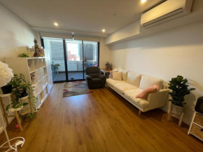 Shared modern apartment near airport, Sydney